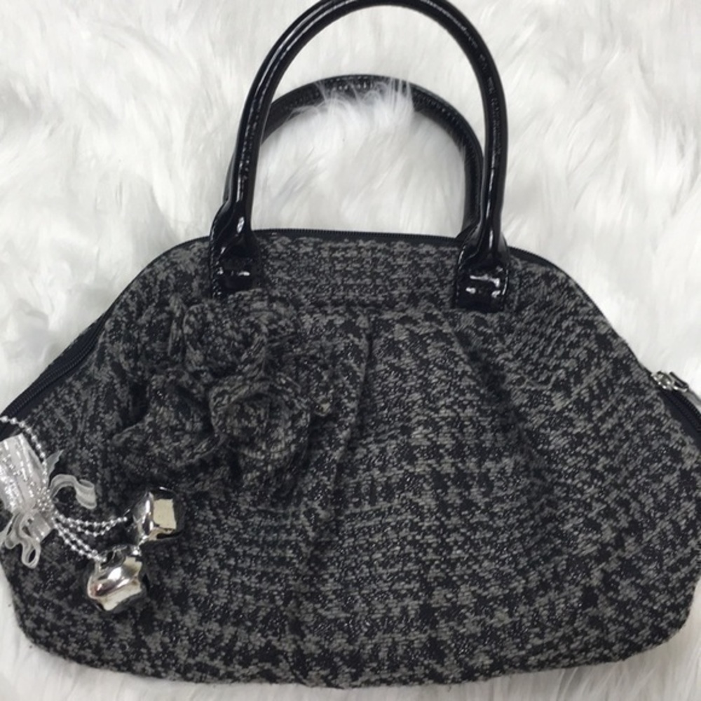 Medium size, handbag.